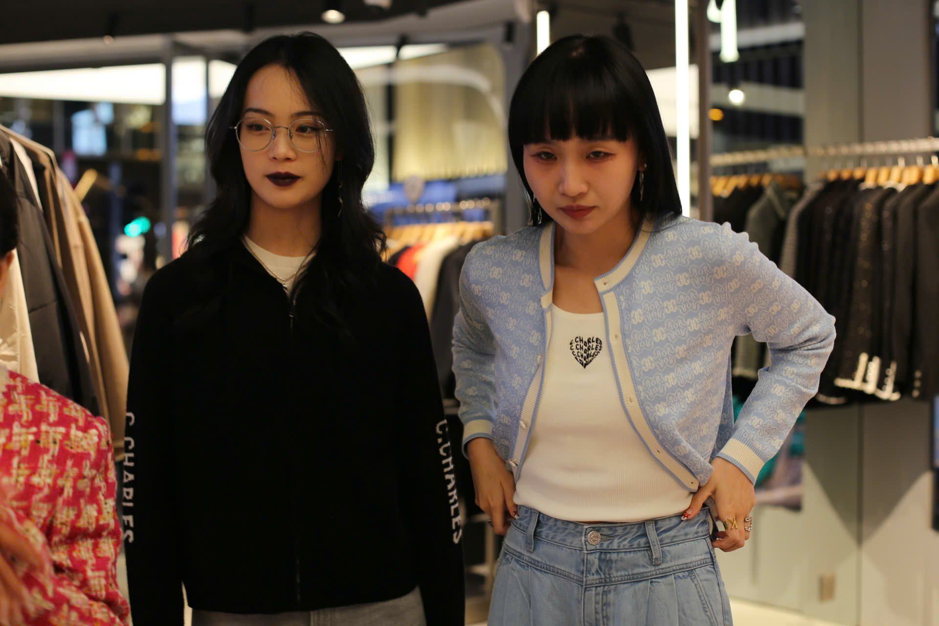  Áo khoác cashmere đen chữ trắng tay 