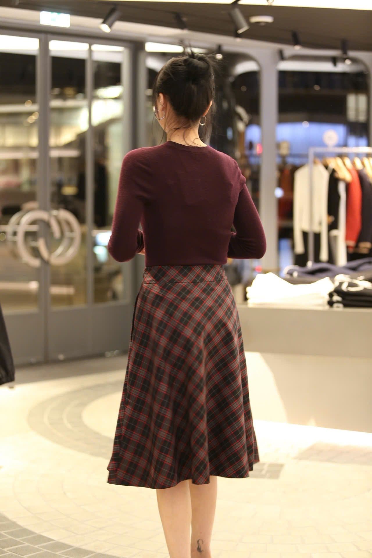  4.Chân váy dài kẻ đỏ đen 