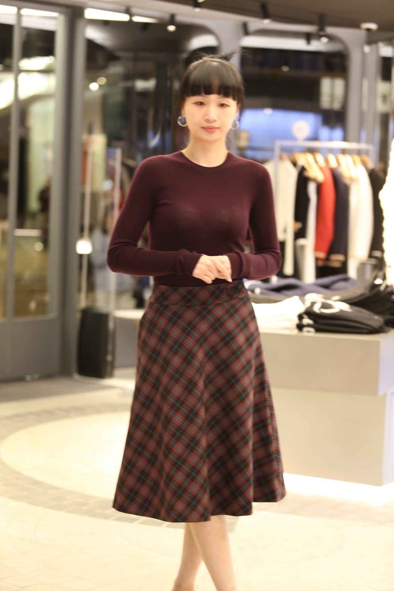  4.Chân váy dài kẻ đỏ đen 