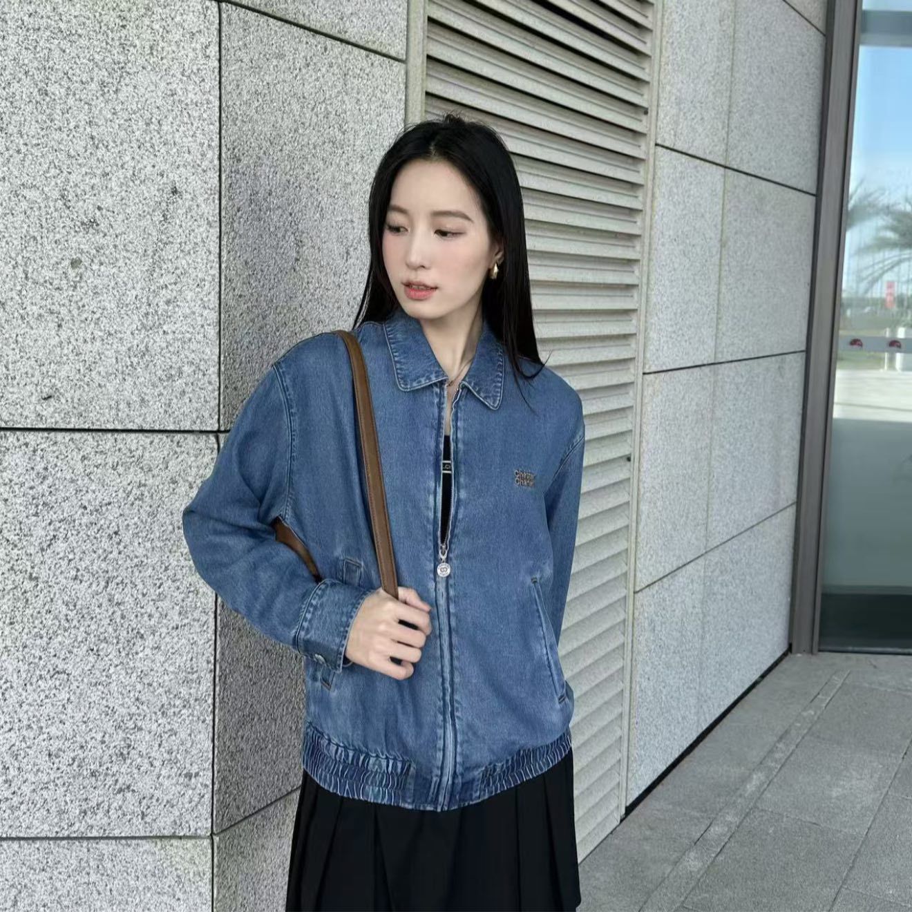  Áo Khoác Jean cổ bẻ- khóa kéo chữ nâu 