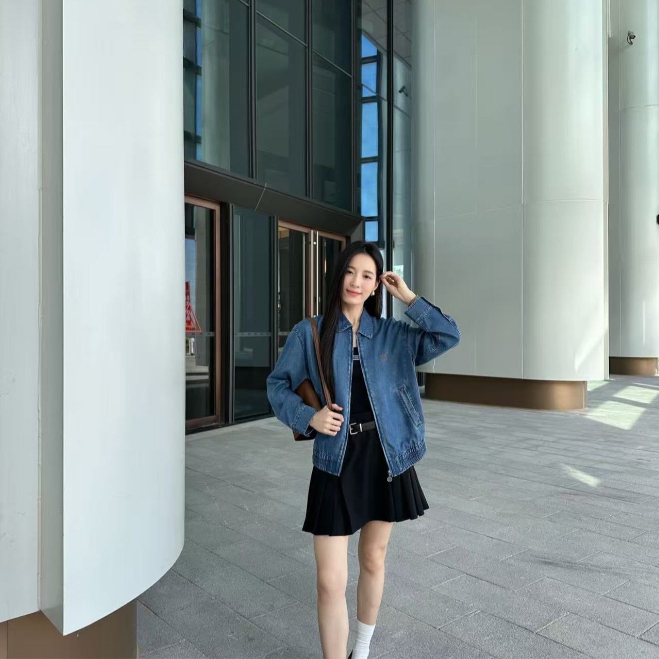  Áo Khoác Jean cổ bẻ- khóa kéo chữ nâu 