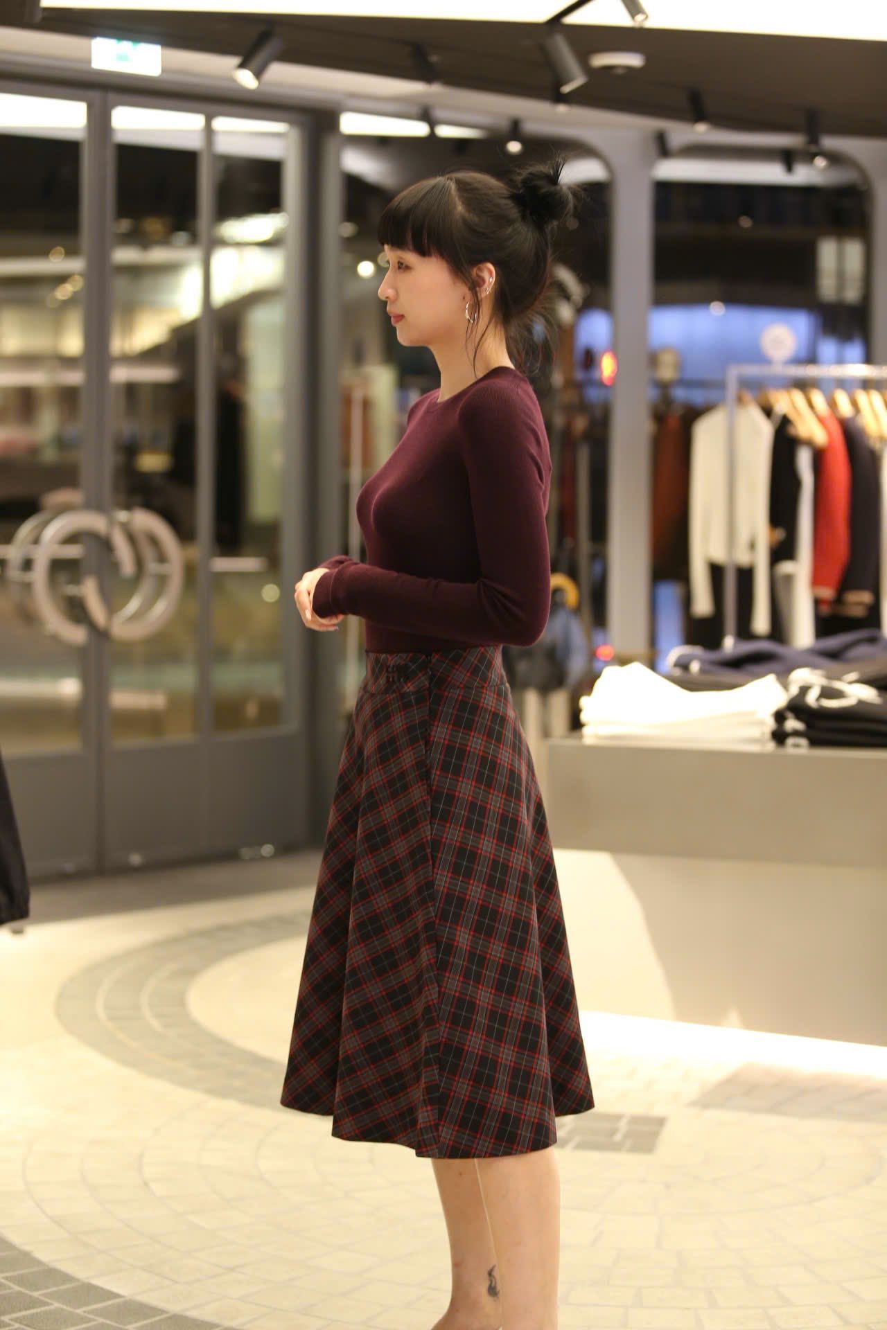  4.Chân váy dài kẻ đỏ đen 