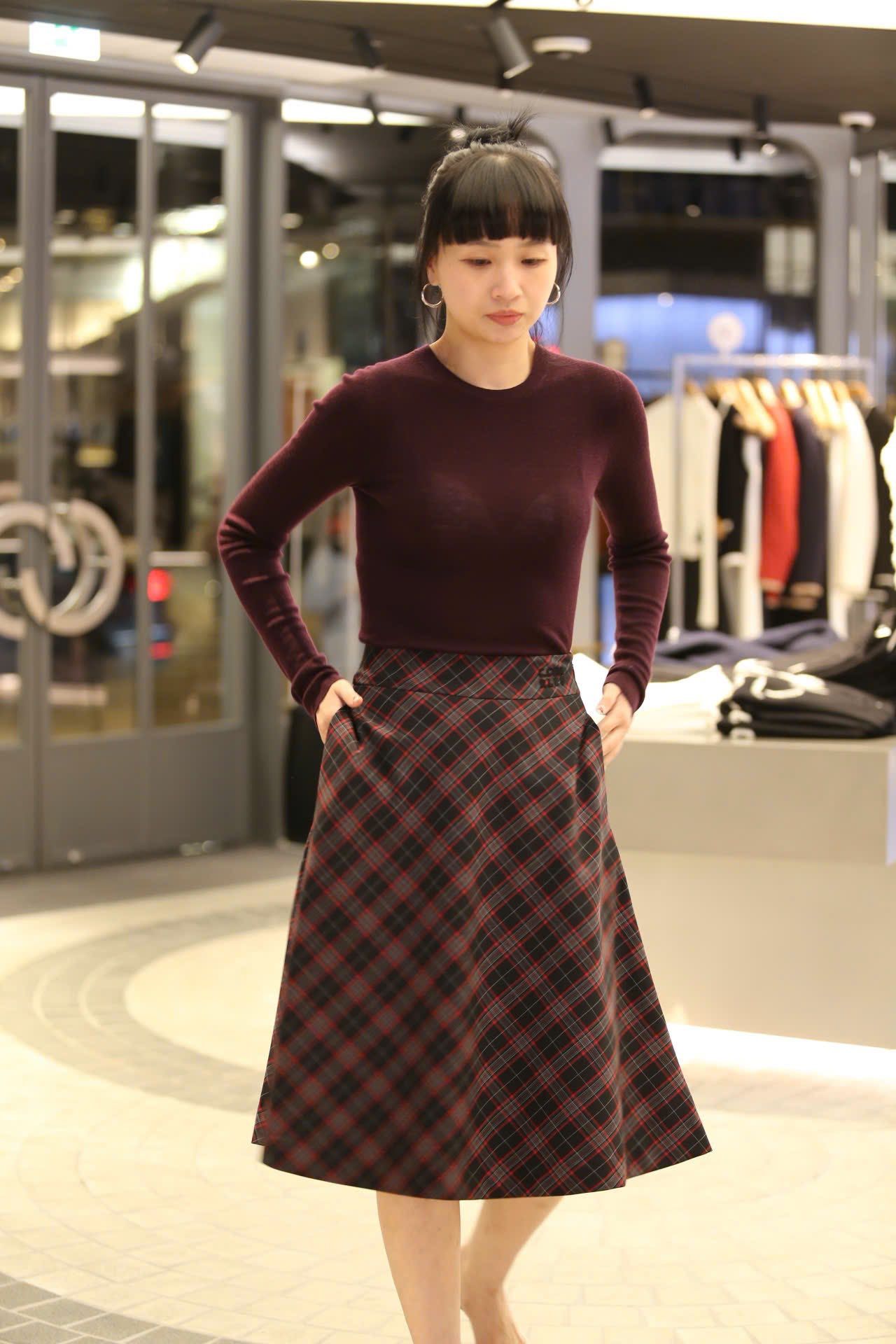  4.Chân váy dài kẻ đỏ đen 