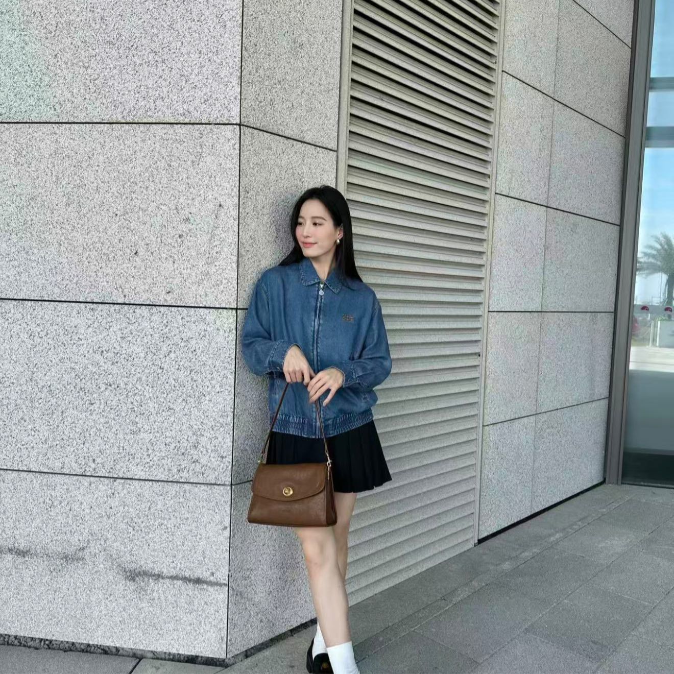  Áo Khoác Jean cổ bẻ- khóa kéo chữ nâu 