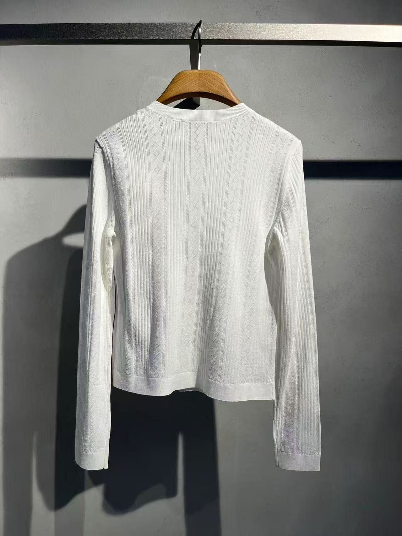  Áo CDG trắng kẻ sọc dọc, họa tiết gấu xanh 