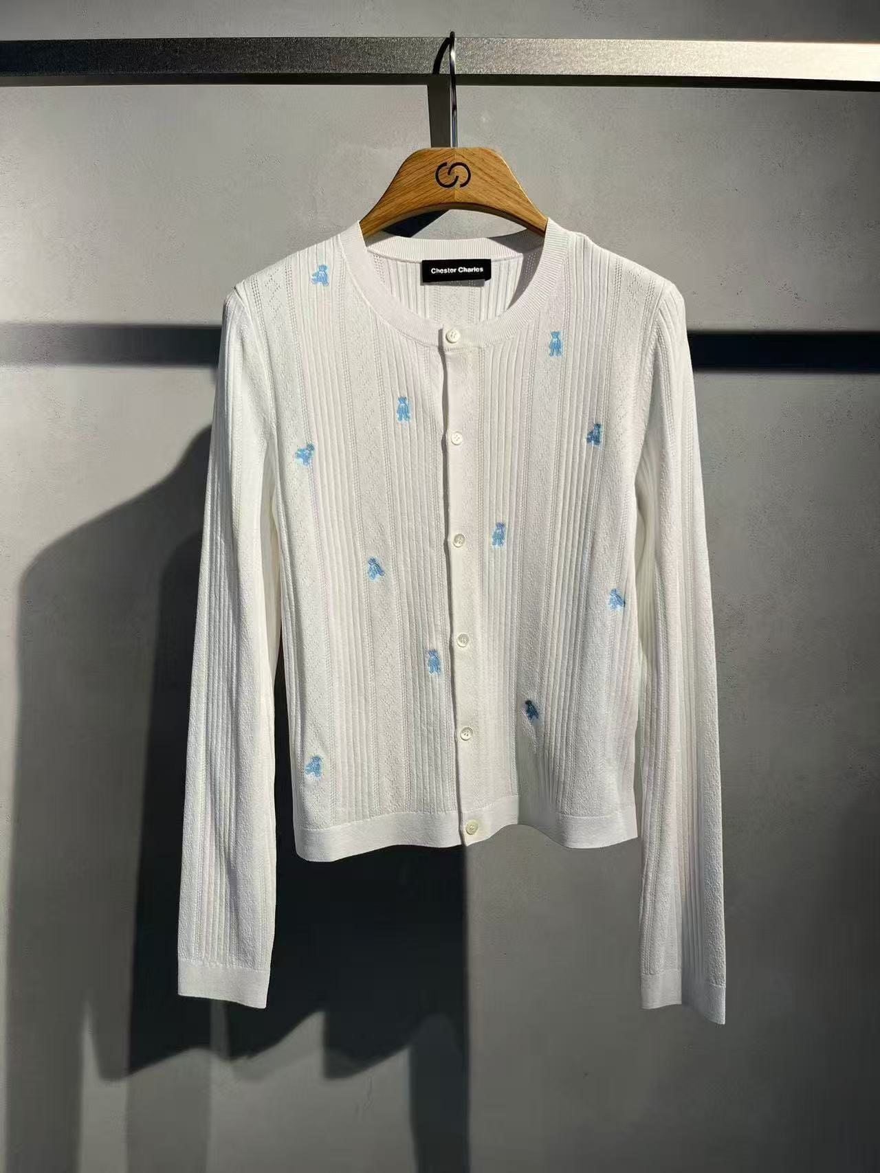  Áo CDG trắng kẻ sọc dọc, họa tiết gấu xanh 