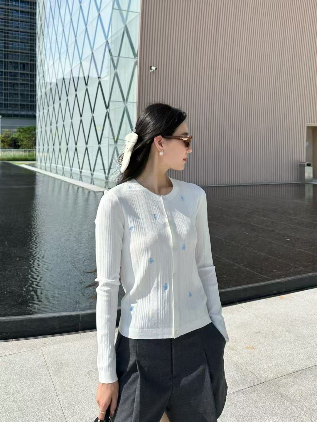  Áo CDG trắng kẻ sọc dọc, họa tiết gấu xanh 