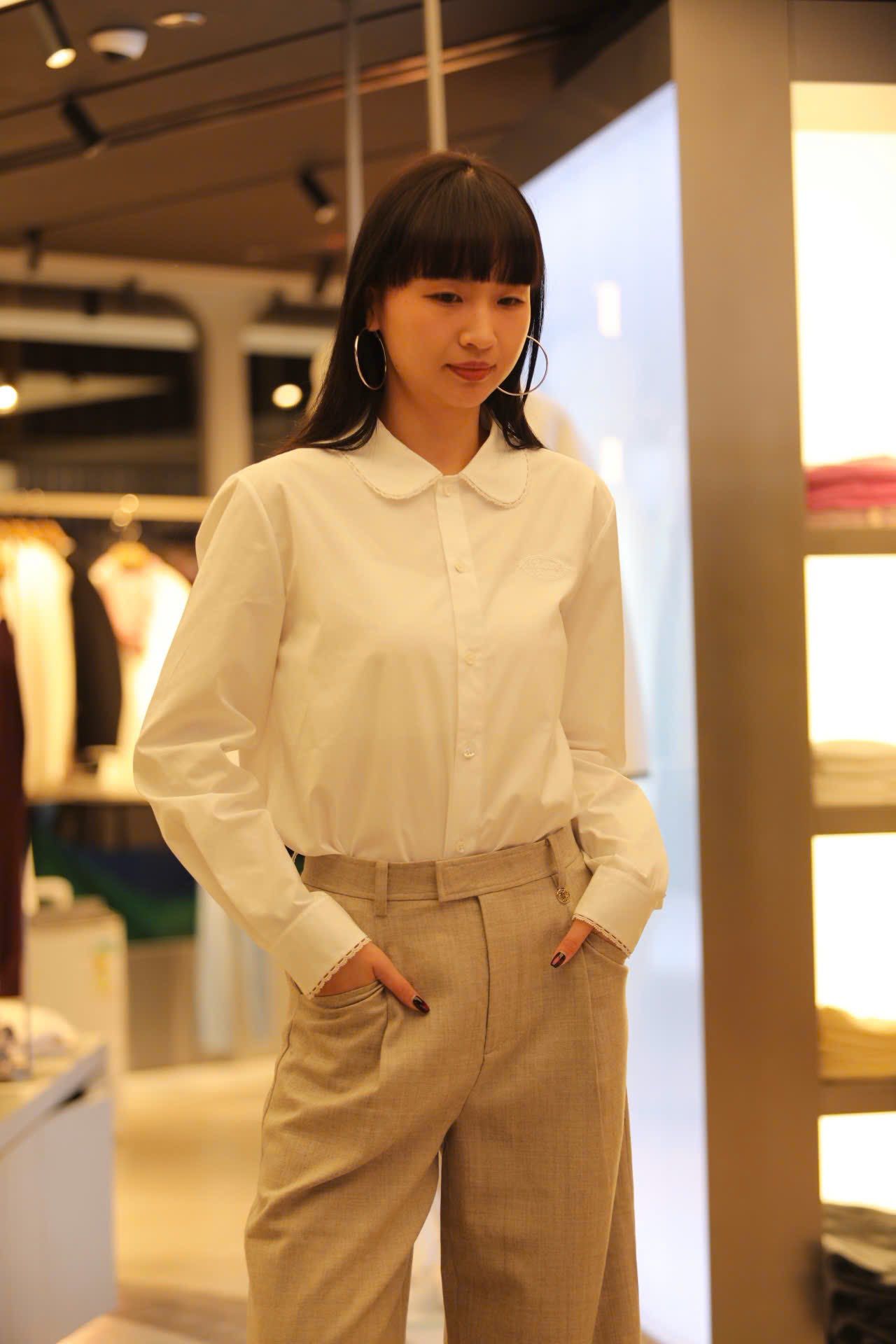  Áo sơ mi trắng logo đen , cổ sen , viền ren 