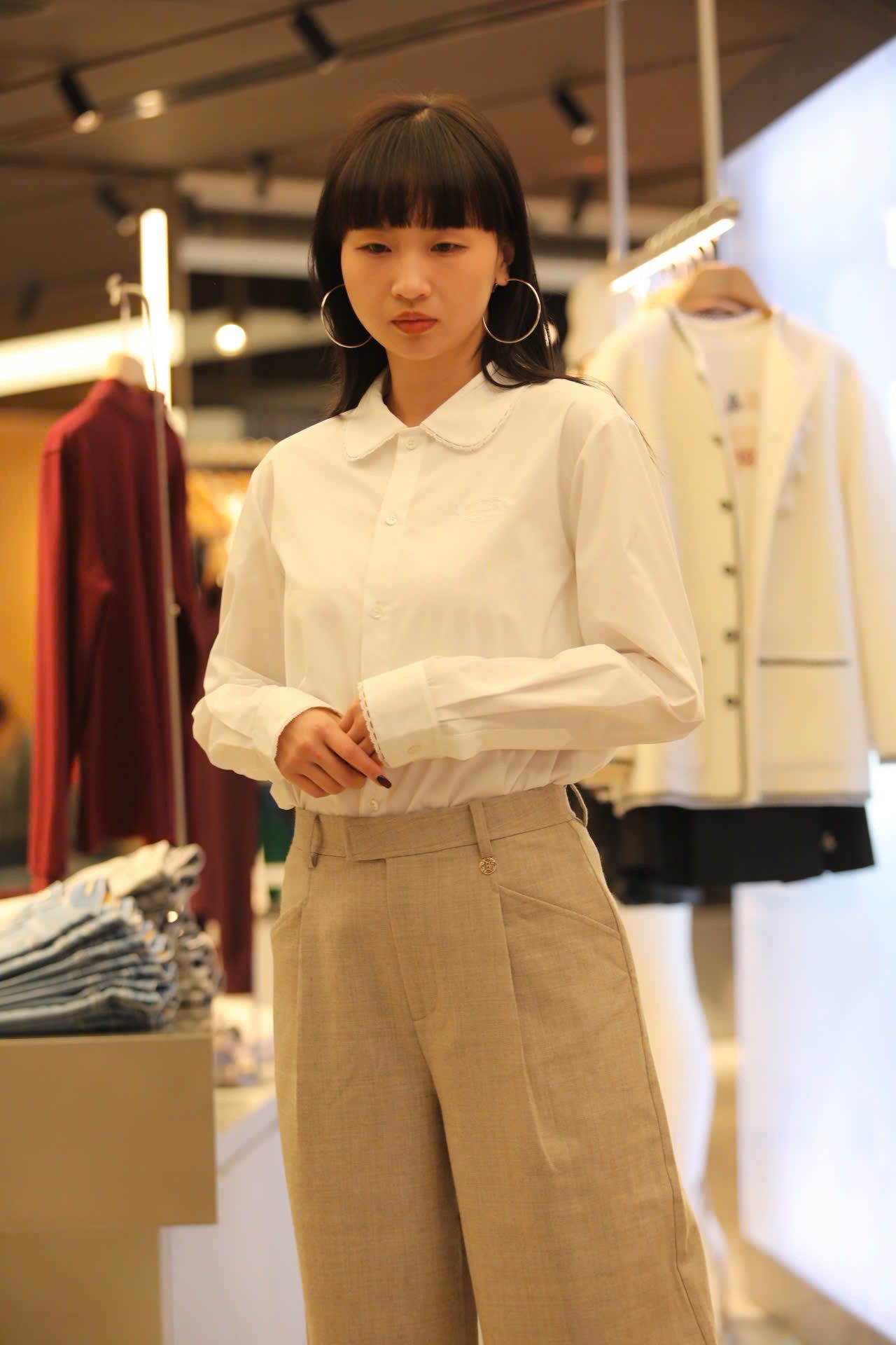  Áo sơ mi trắng logo đen , cổ sen , viền ren 