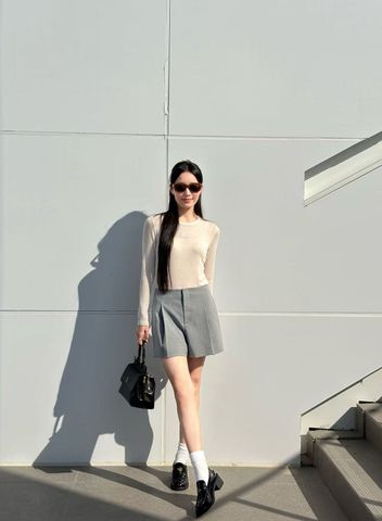  1.Quần sooc vải xám logo nổi túi sau 