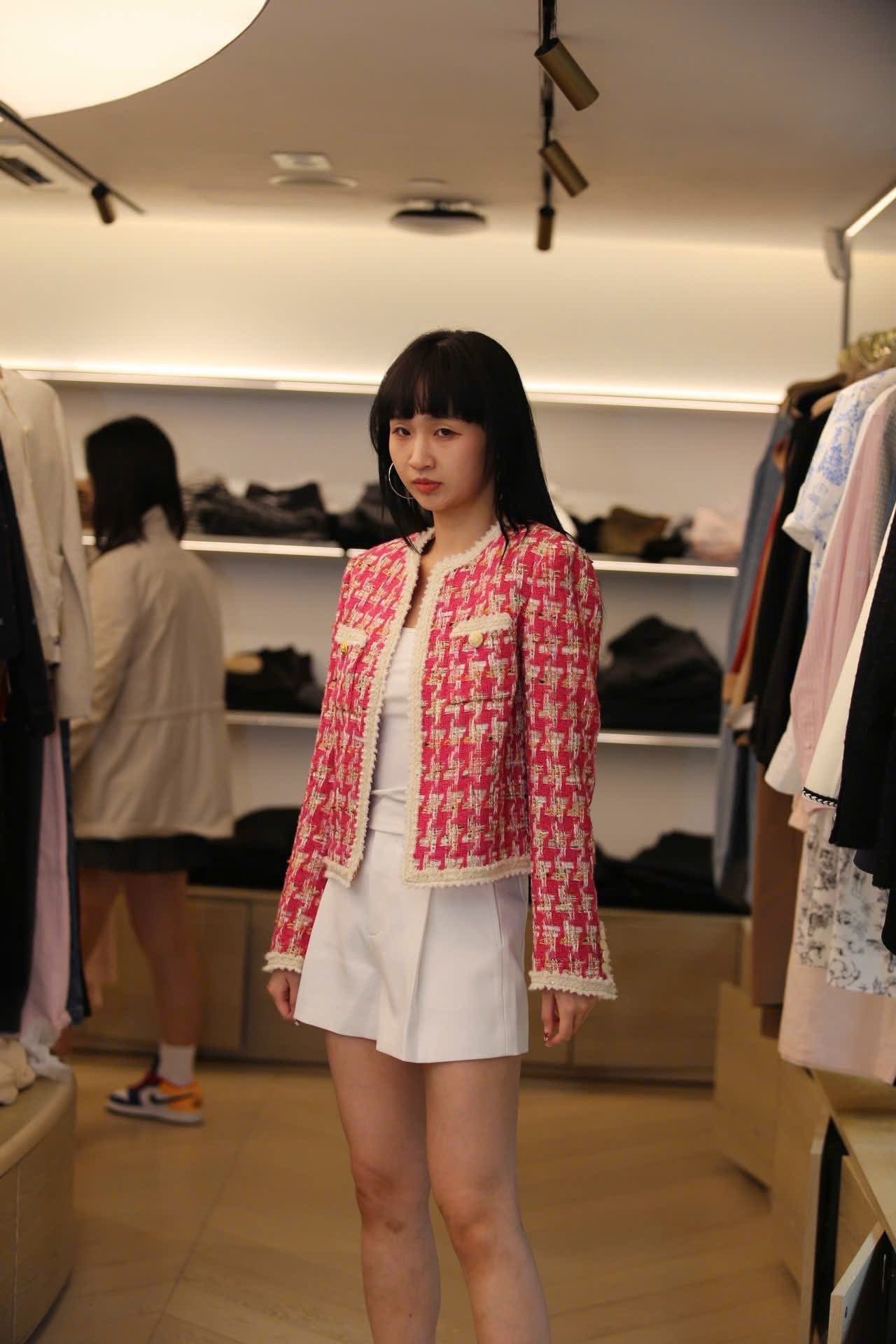  1.Áo dạ kẻ đỏ hồng , viền trắng 