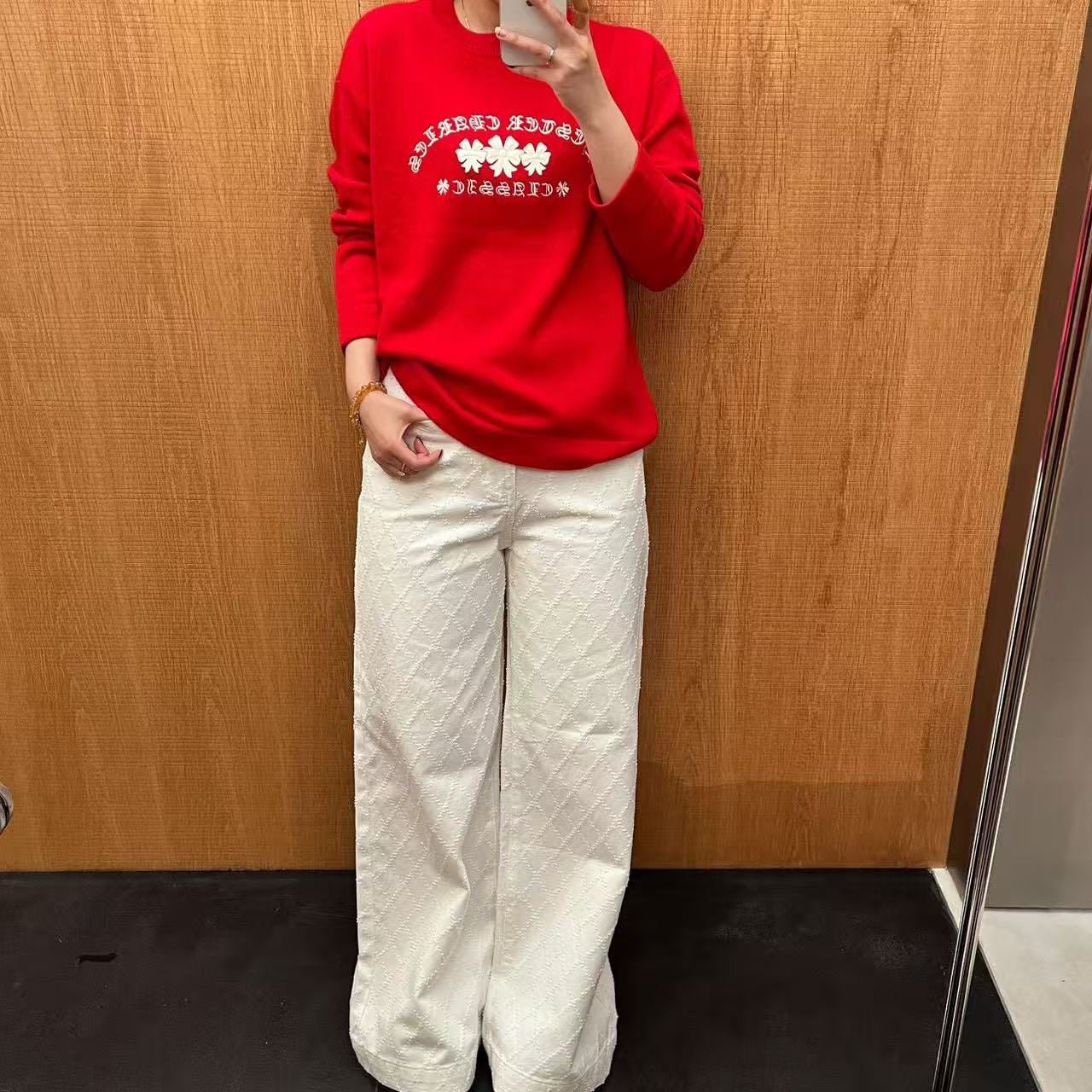  Áo dài tay đỏ logo chữ hoa CH ngực 