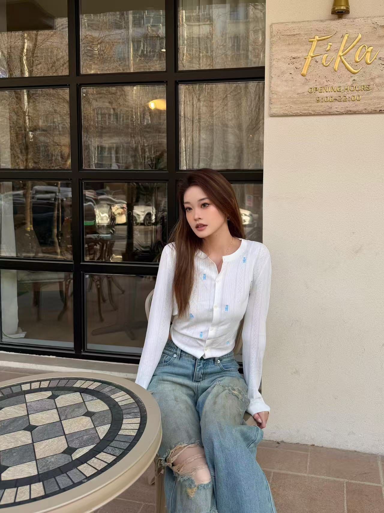  Áo CDG trắng kẻ sọc dọc, họa tiết gấu xanh 