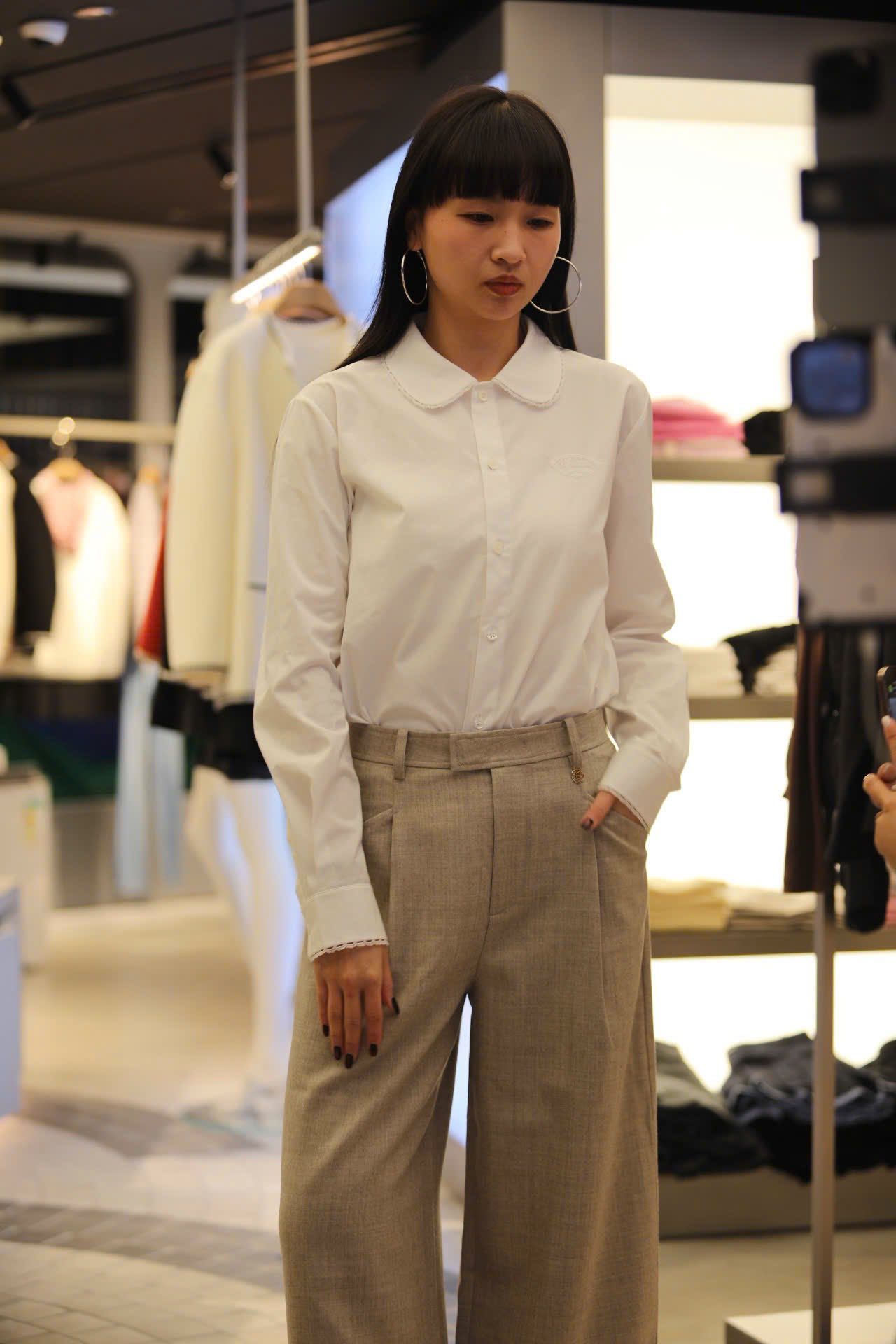  Áo sơ mi trắng logo đen , cổ sen , viền ren 