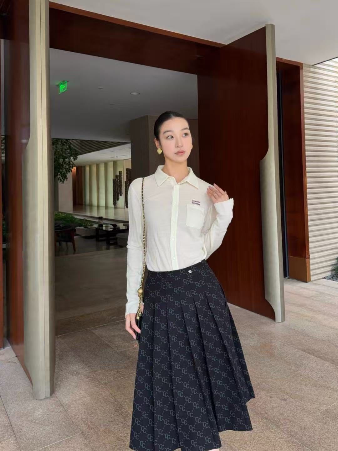  Áo Polo trắng, Chữ đỏ 1 bên 