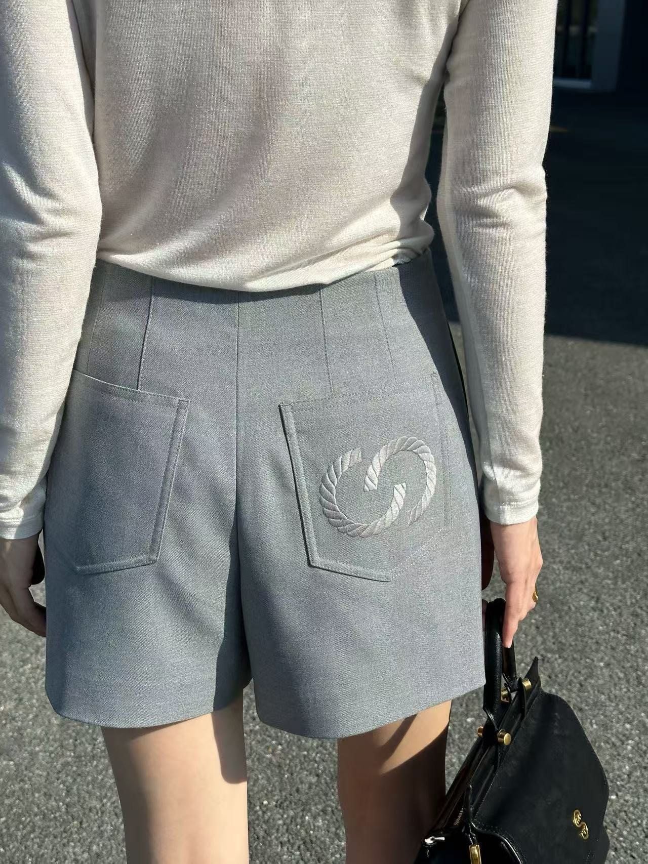  1.Quần sooc vải xám logo nổi túi sau 