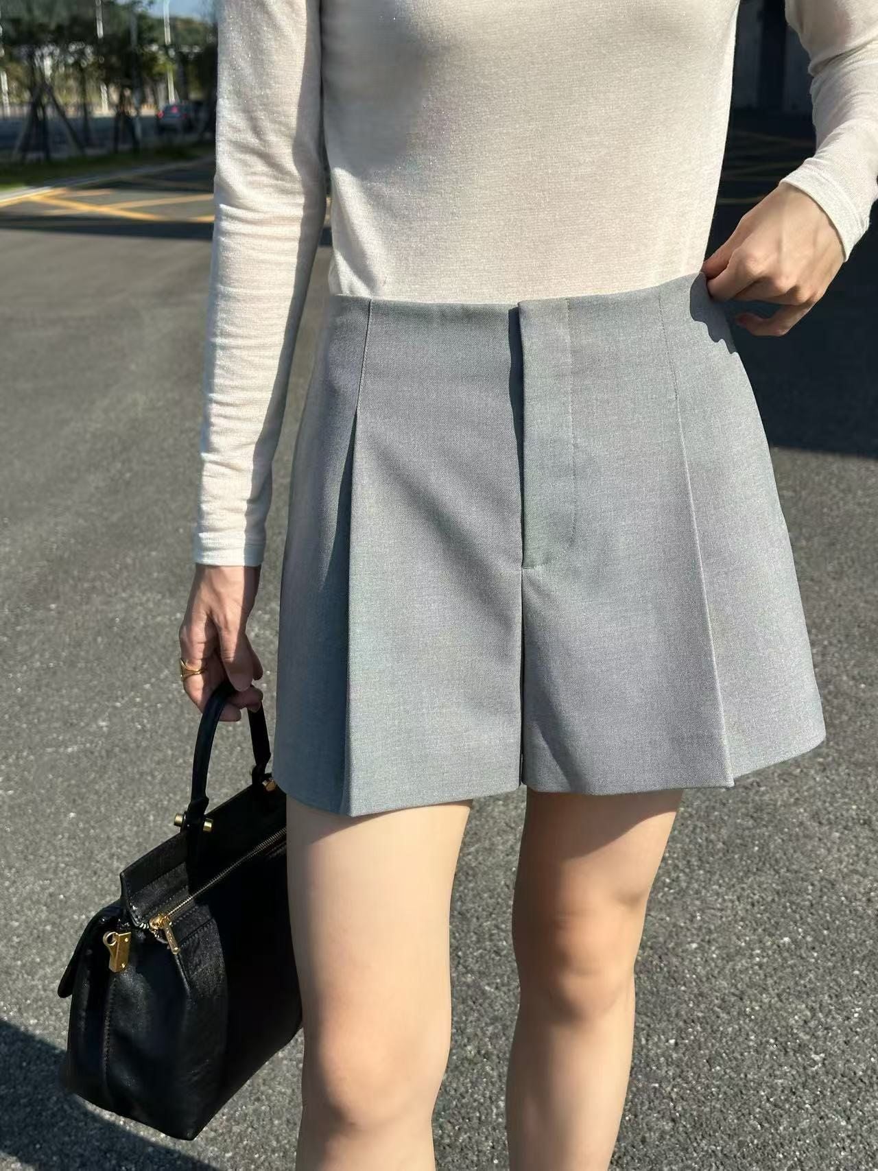  1.Quần sooc vải xám logo nổi túi sau 