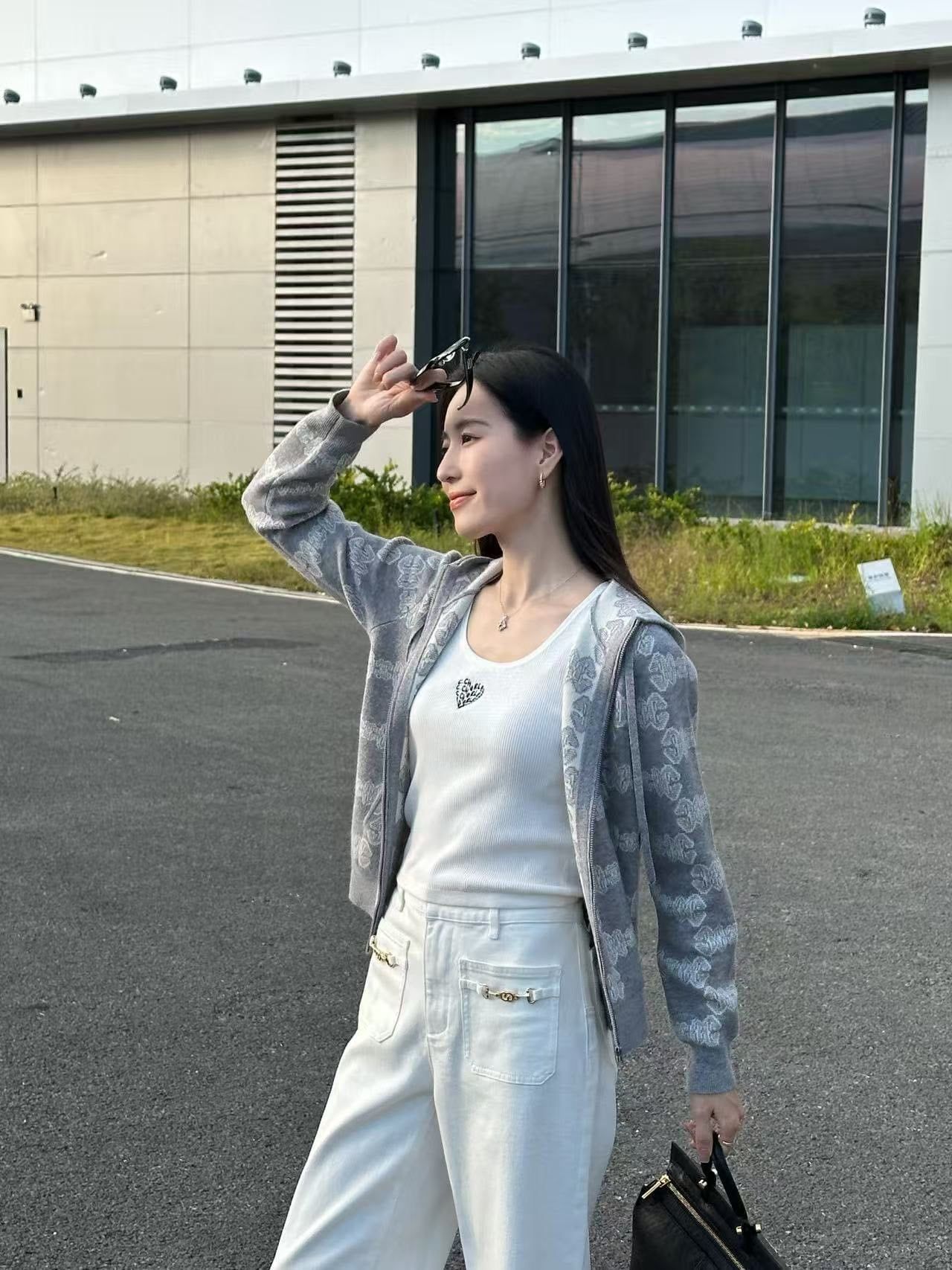  Áo khoác có mũ xám hoa CH 