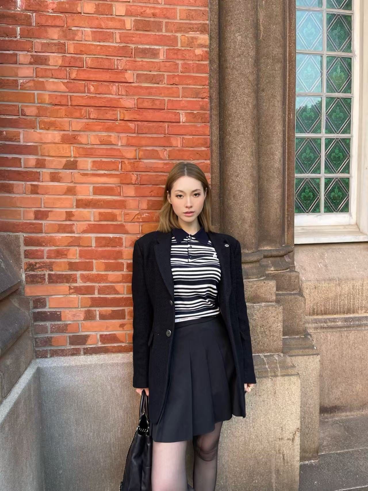  Áo T-shirt màu đen dành cho nữ 