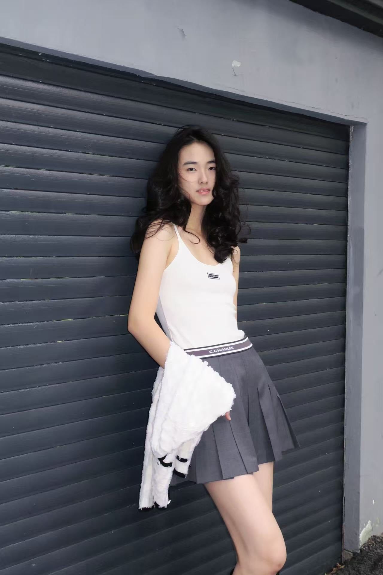  Áo hai dây trắng Logo chữ nhật nhỏ ngực 