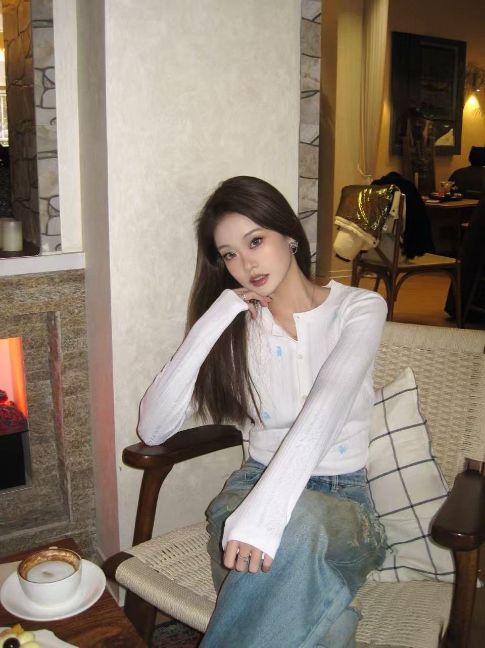  Áo CDG trắng kẻ sọc dọc, họa tiết gấu xanh 