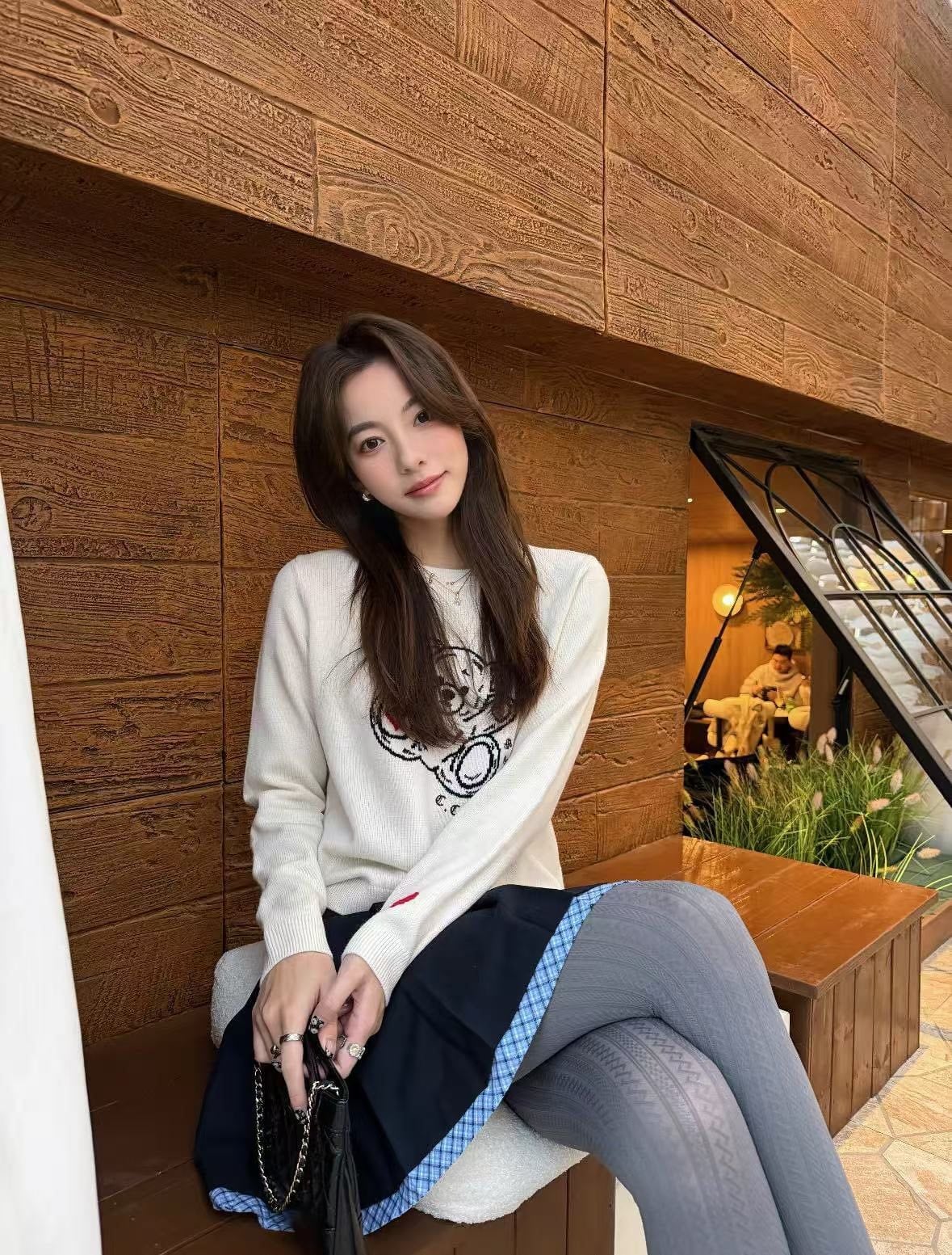  Áo len trắng dài tay logo gấu ngực 