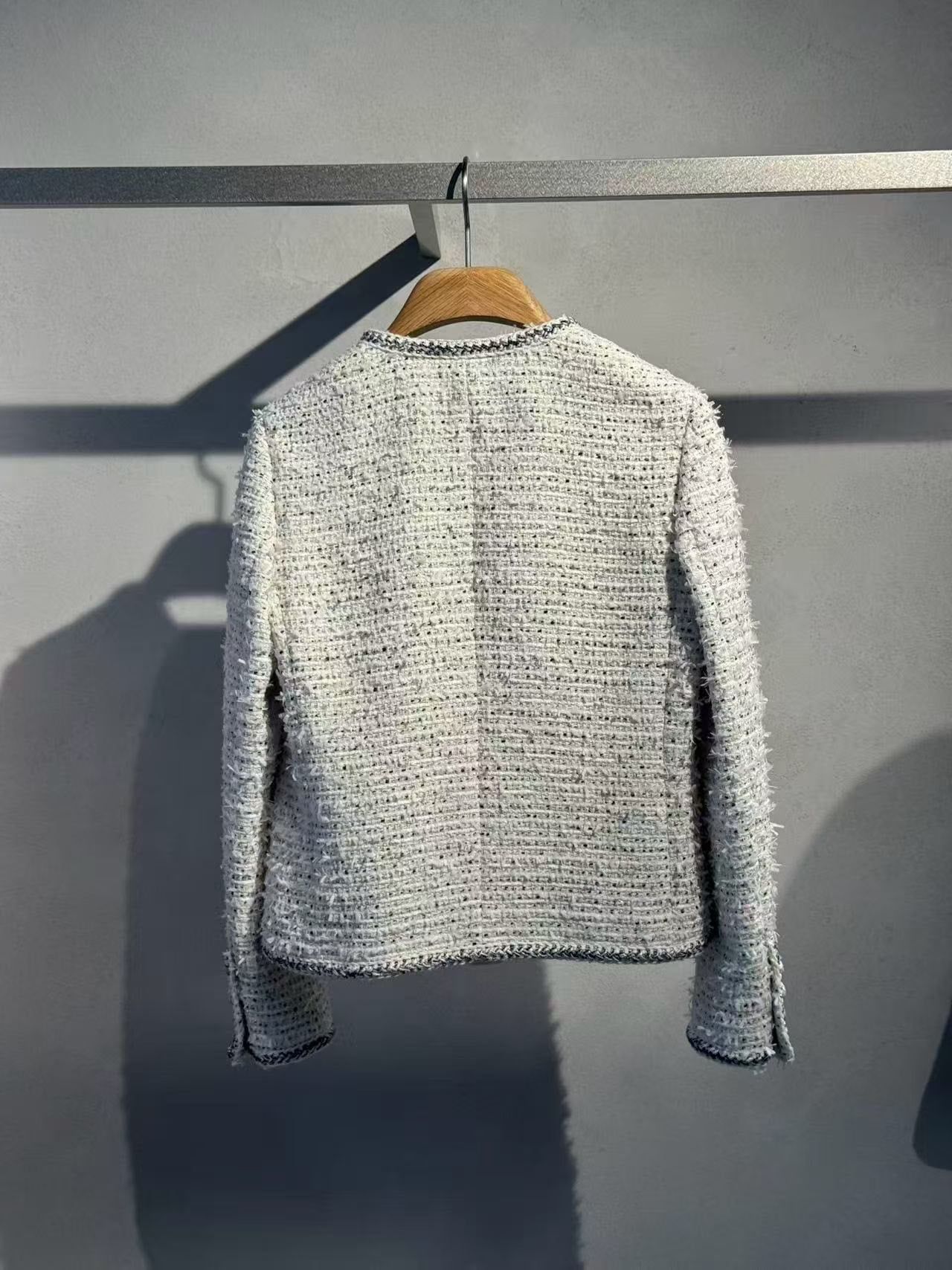  1.Áo tweed trắng chấm đen -cúc đen 