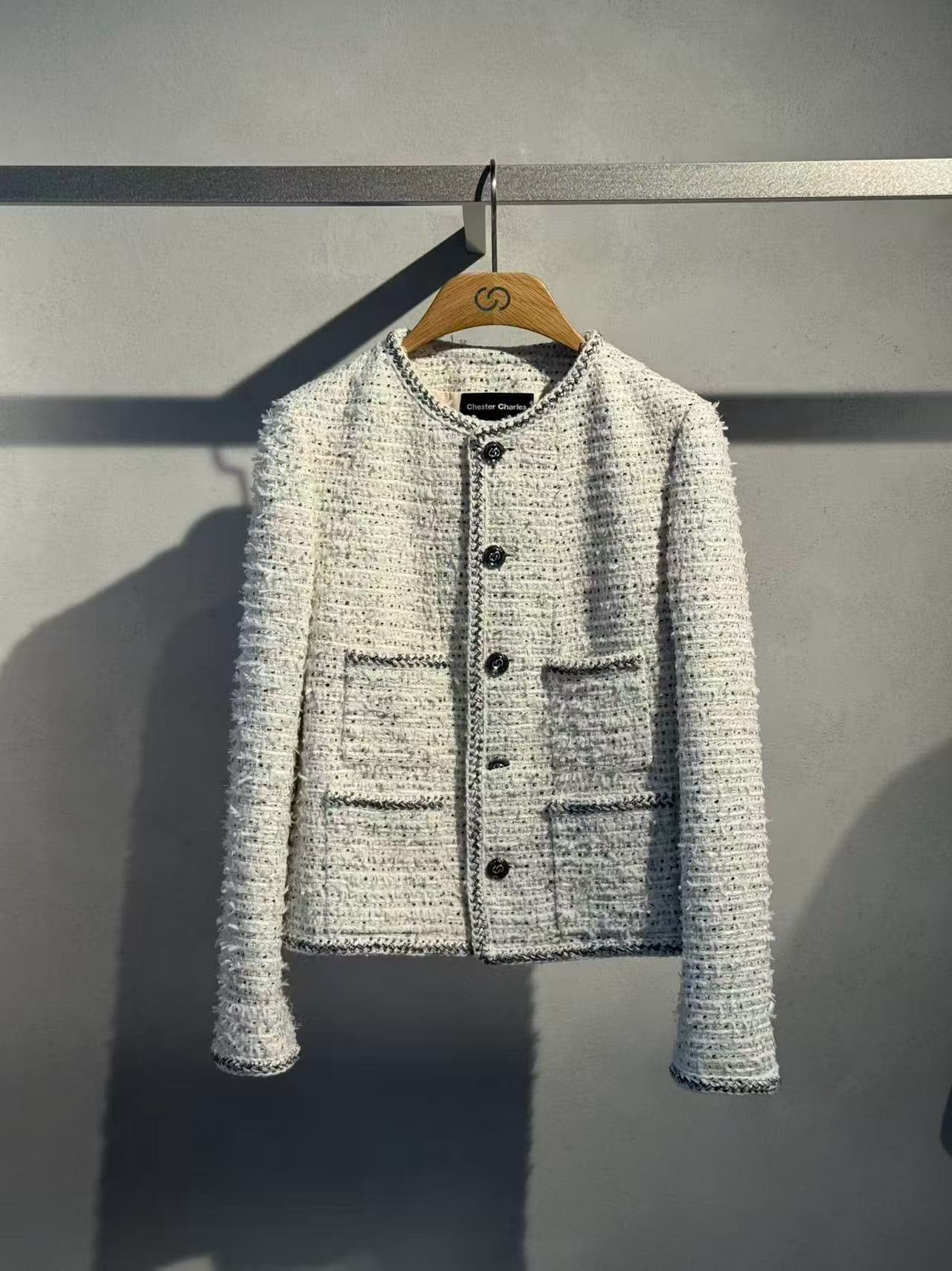  1.Áo tweed trắng chấm đen -cúc đen 