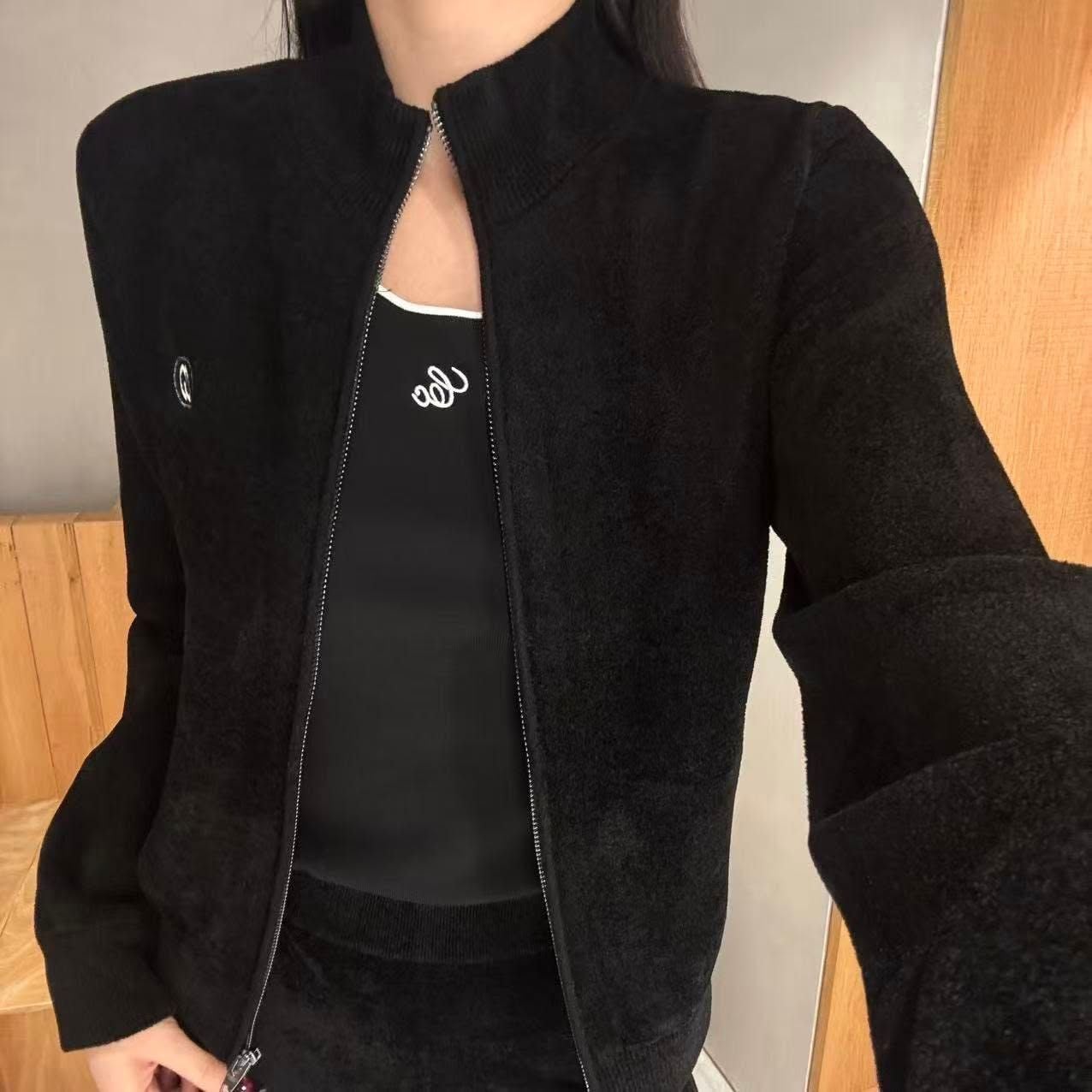  Áo khoác nhung đen xốp, logo trắng 1 bên (SET) 