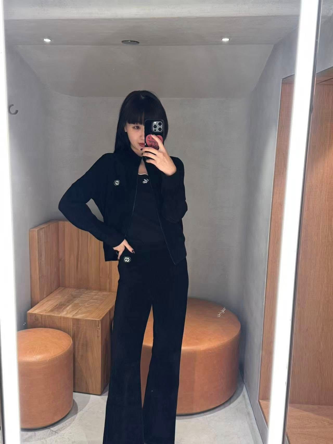  Áo khoác nhung đen xốp, logo trắng 1 bên (SET) 