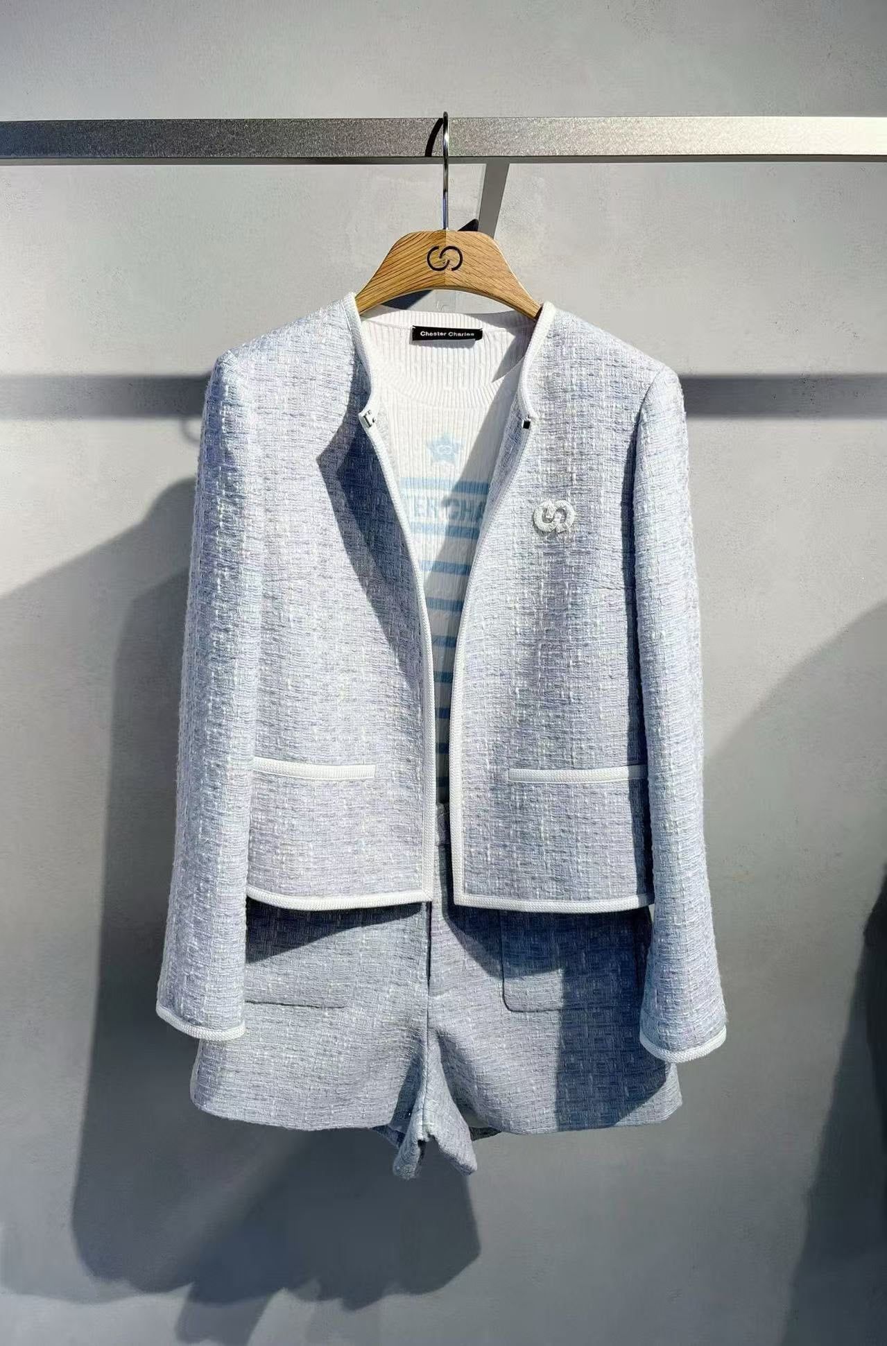  Áo tweed xám xanh viền trắng , logo 1 bên 