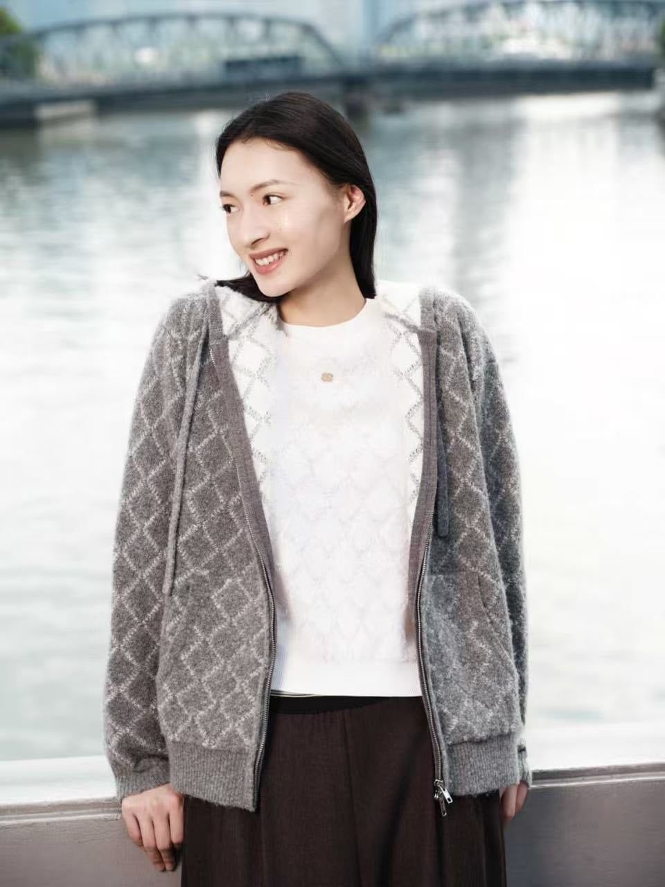  4.Áo khoác có mũ xám kẻ thoi dáng dài 