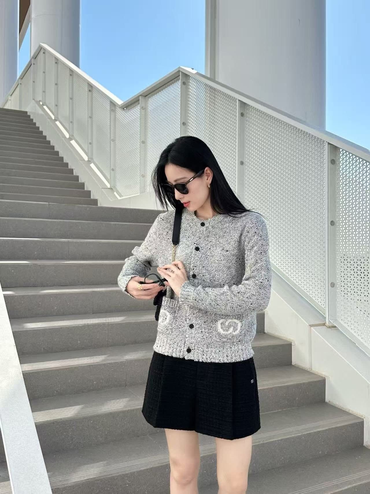  Áo CDG xám 2 túi Logo trắng 