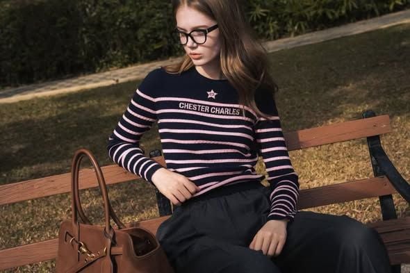  2.Áo len dài tay đen kẻ ngang hồng - ngôi sao giữa 