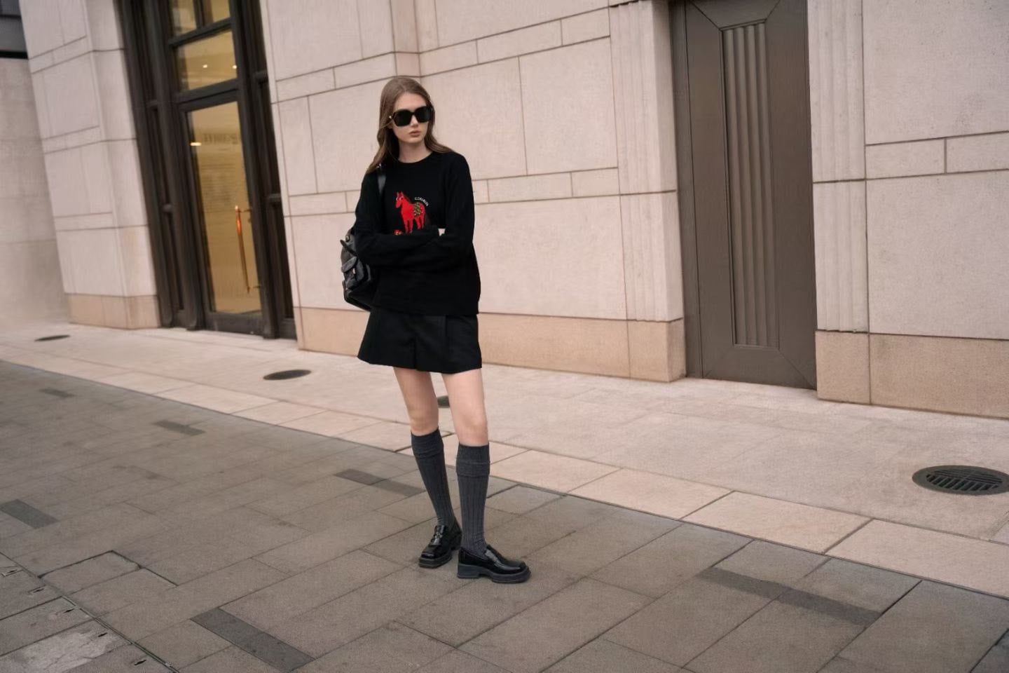  2.Áo len đen dài tay chú ngựa đỏ 