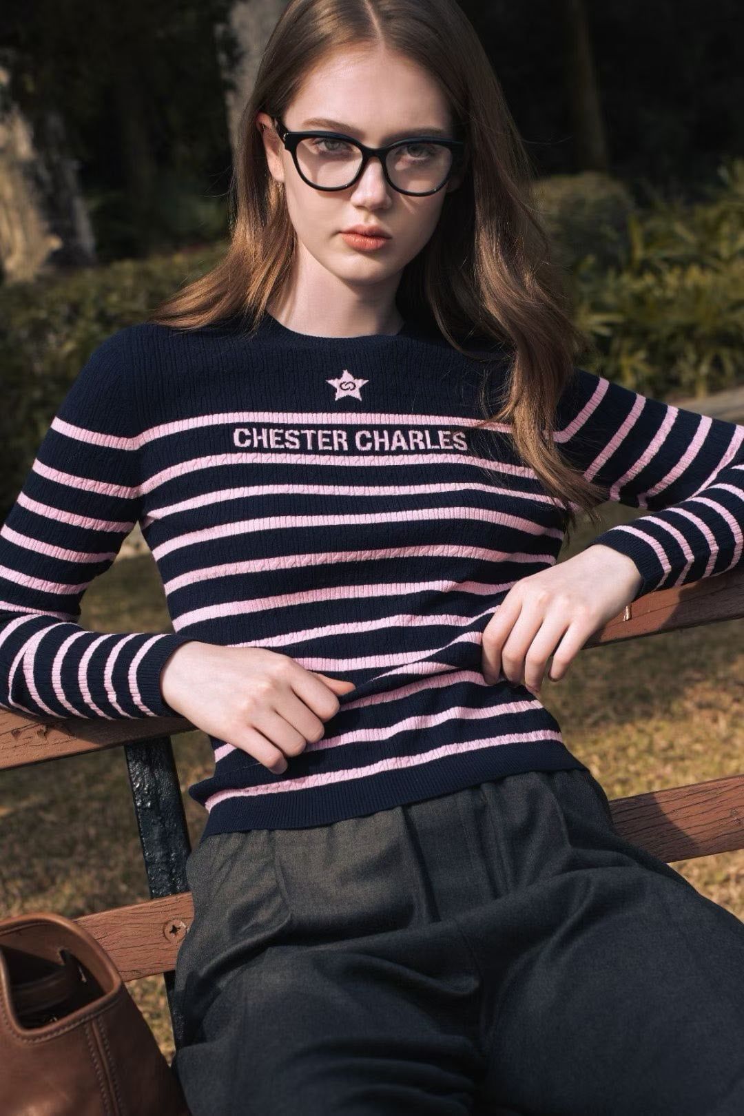  2.Áo len dài tay đen kẻ ngang hồng - ngôi sao giữa 