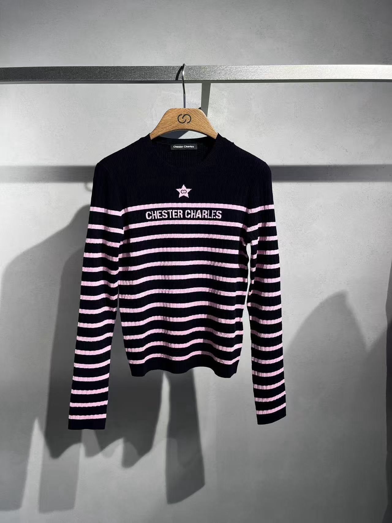  2.Áo len dài tay đen kẻ ngang hồng - ngôi sao giữa 