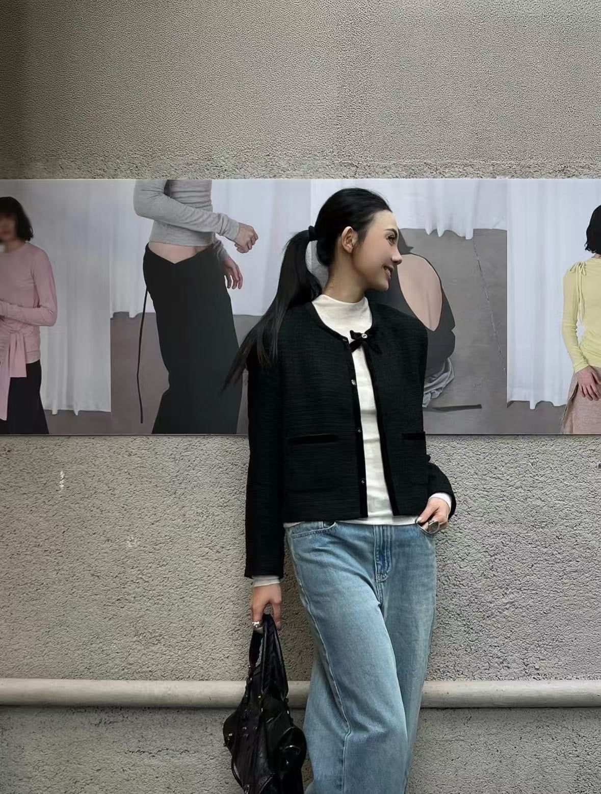  2.Áo tweed đen đính nơ cổ 