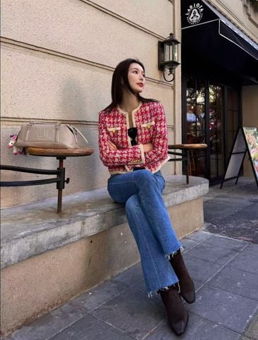  1.Áo dạ kẻ đỏ hồng , viền trắng 