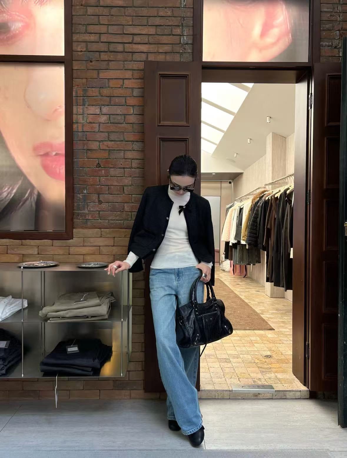  2.Áo tweed đen đính nơ cổ 