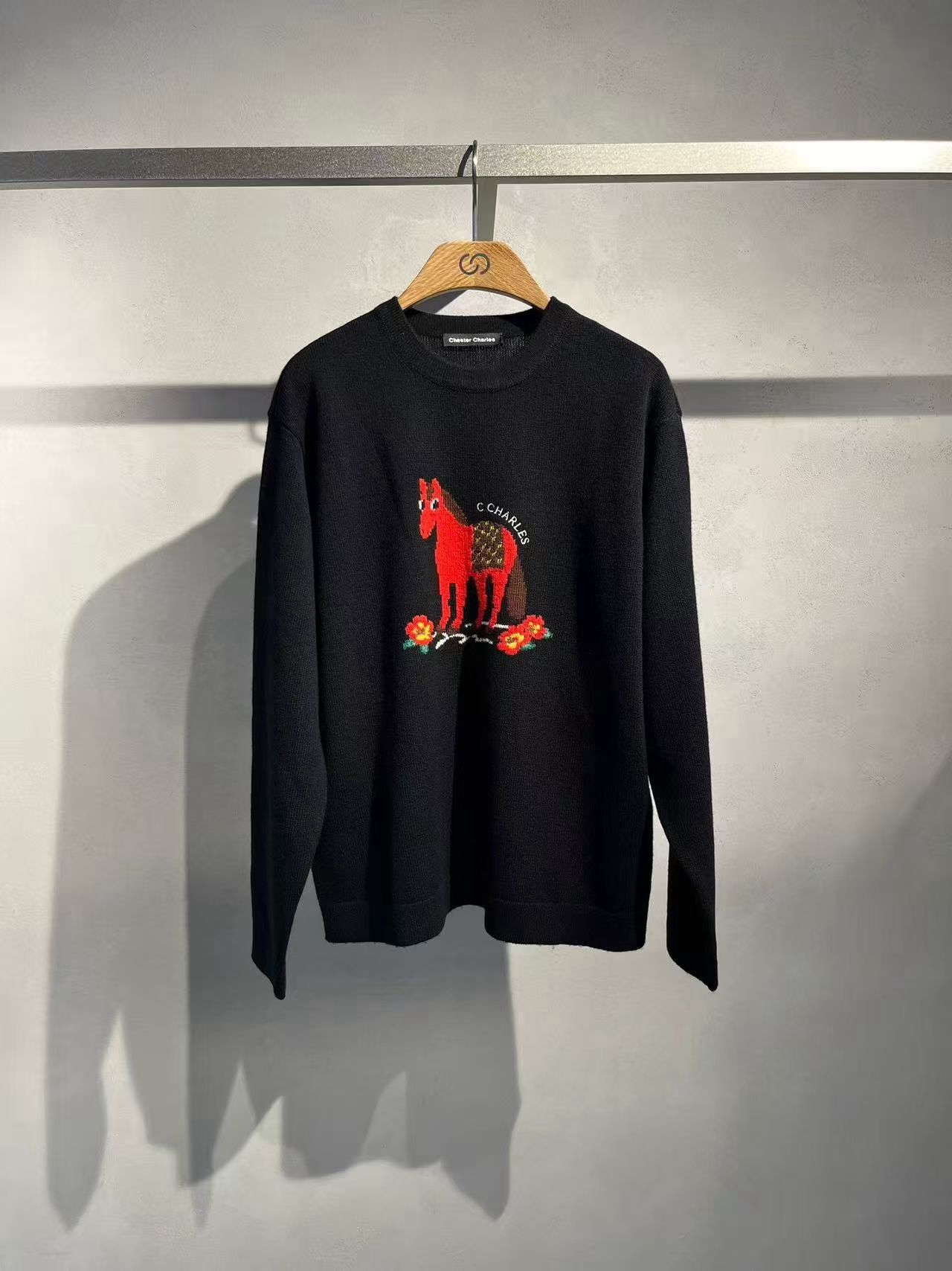  2.Áo len đen dài tay chú ngựa đỏ 