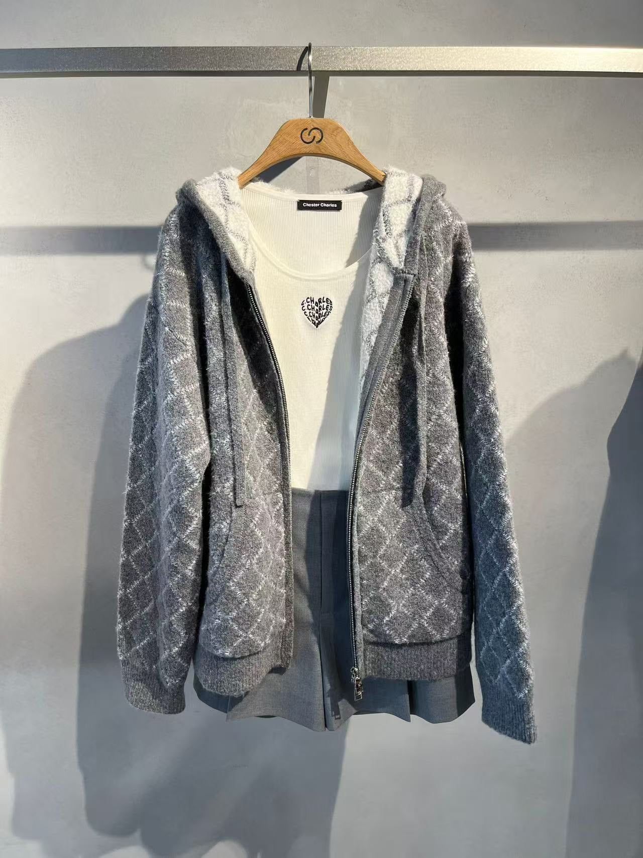  4.Áo khoác có mũ xám kẻ thoi dáng dài 