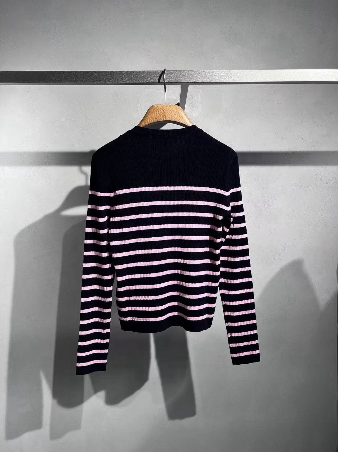  2.Áo len dài tay đen kẻ ngang hồng - ngôi sao giữa 