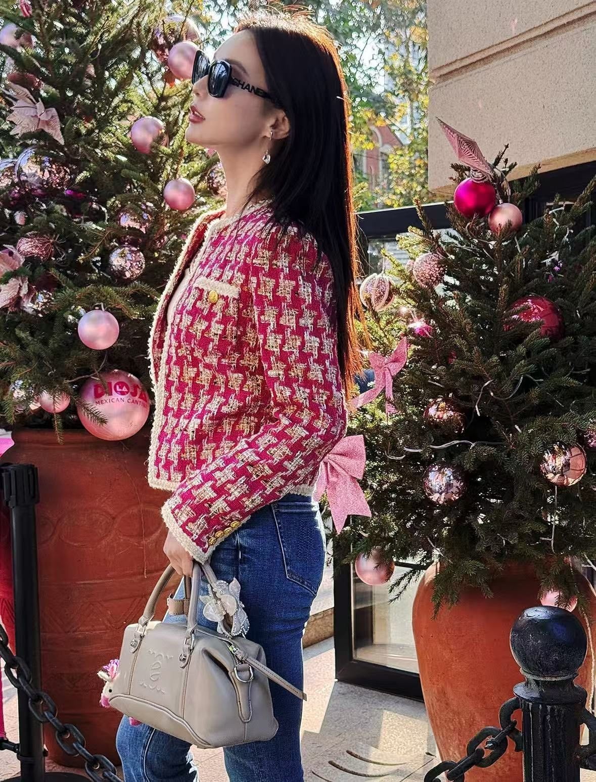  1.Áo dạ kẻ đỏ hồng , viền trắng 