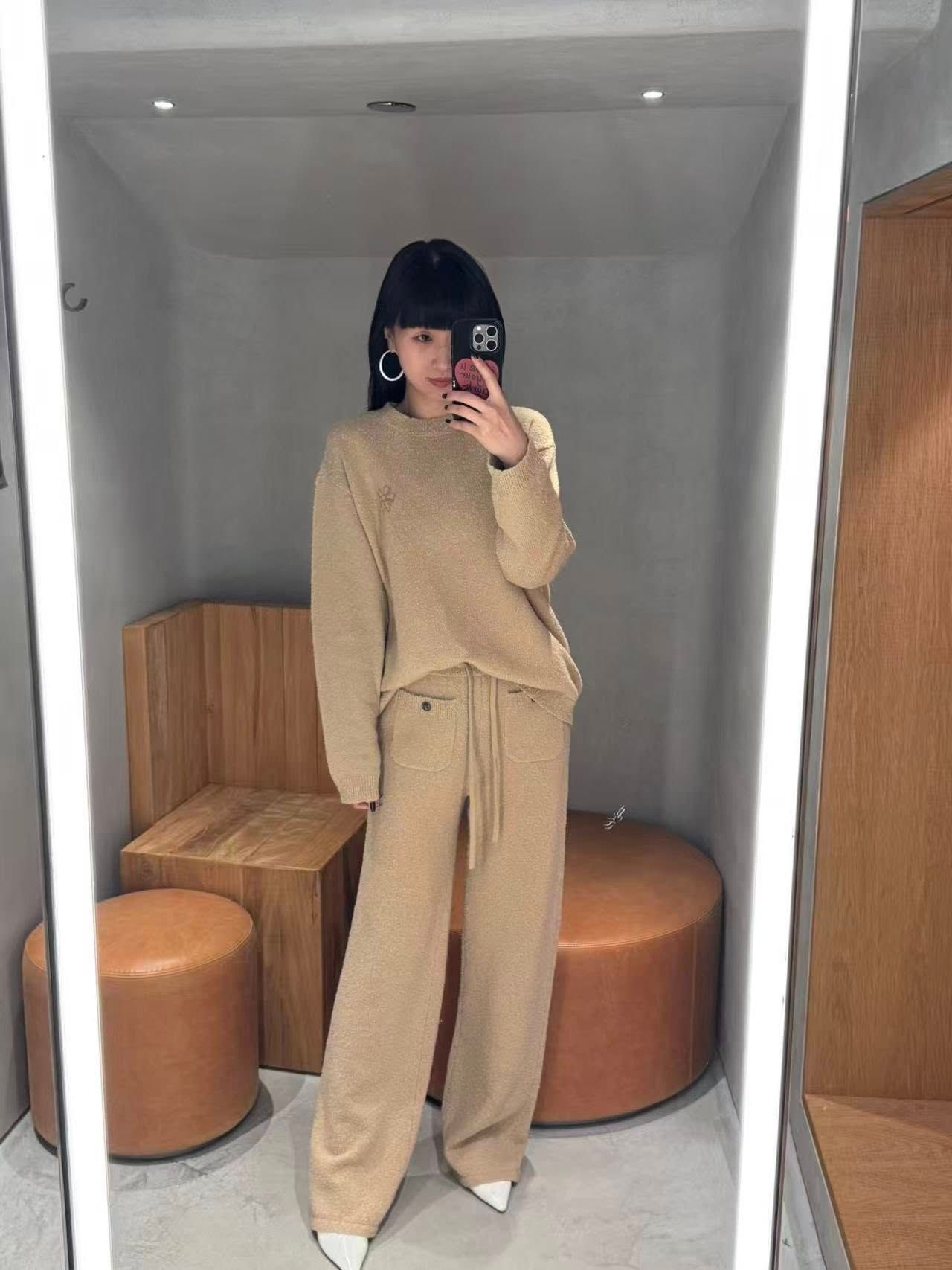  Áo len vàng , bông hoa nhỏ CH 