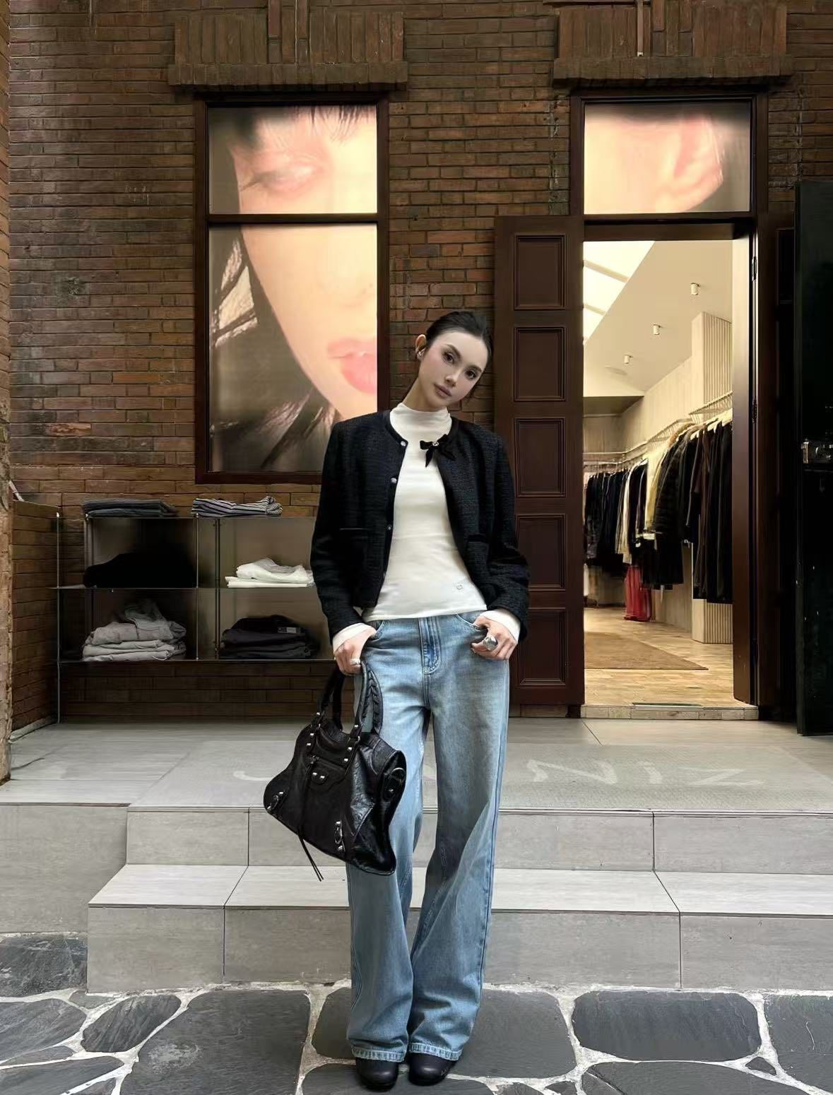  2.Áo tweed đen đính nơ cổ 