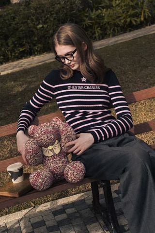  2.Áo len dài tay đen kẻ ngang hồng - ngôi sao giữa 