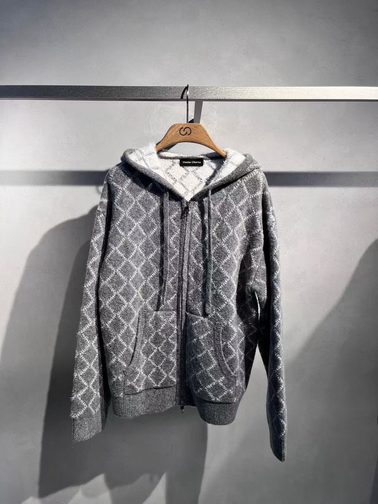  4.Áo khoác có mũ xám kẻ thoi dáng dài 