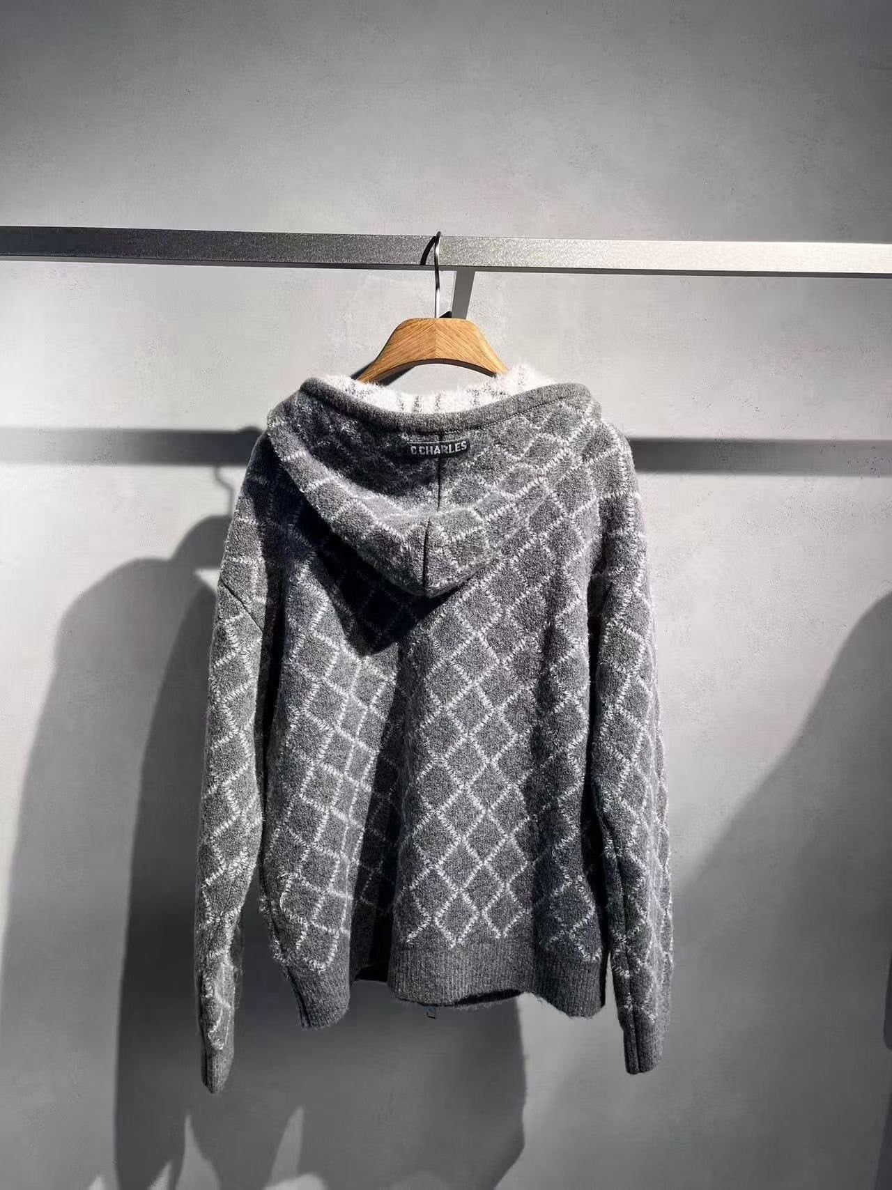  4.Áo khoác có mũ xám kẻ thoi dáng dài 