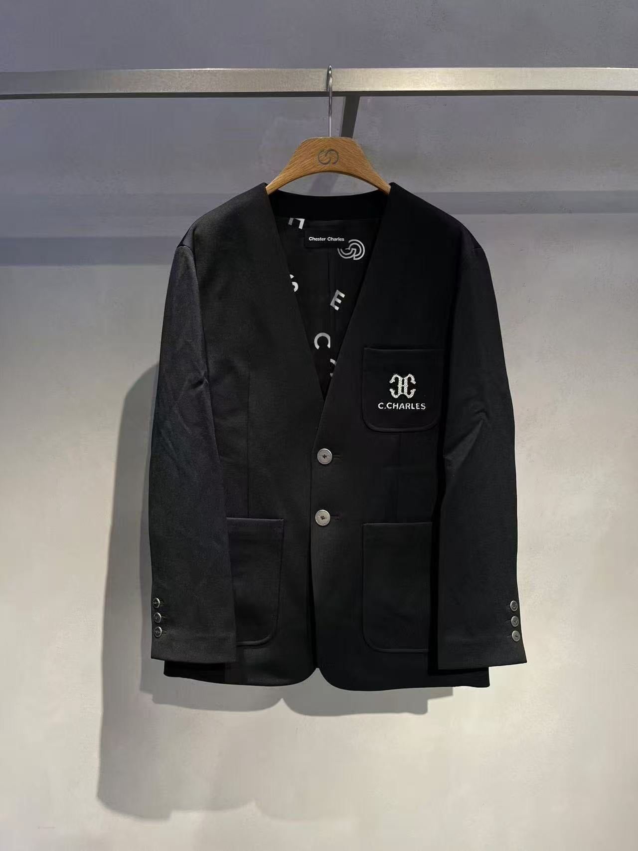  Vest đen 2 cúc chữ lồng CC túi ngực 